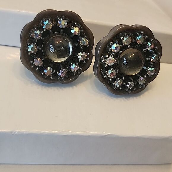 Vintage Clip On Earrings Aurora Borealis Crystal Surrounding Main Clear Stone - Picture 1 of 5